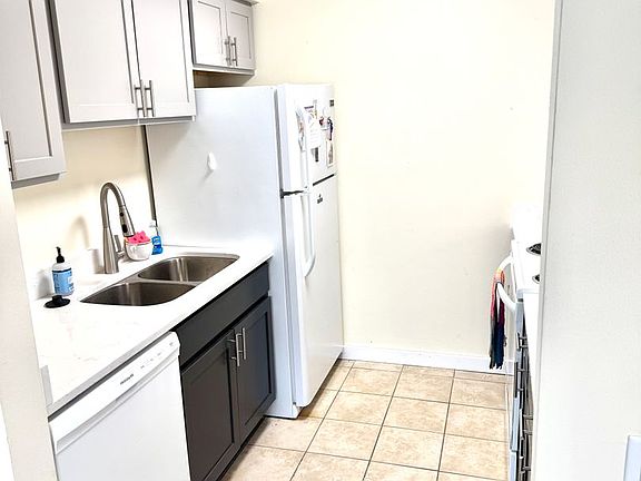 3rd image of 2525 University Ave APT G