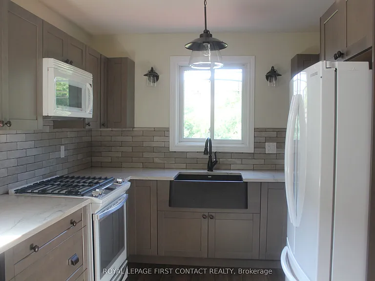 16 Rosenfeld Dr — Photo 4