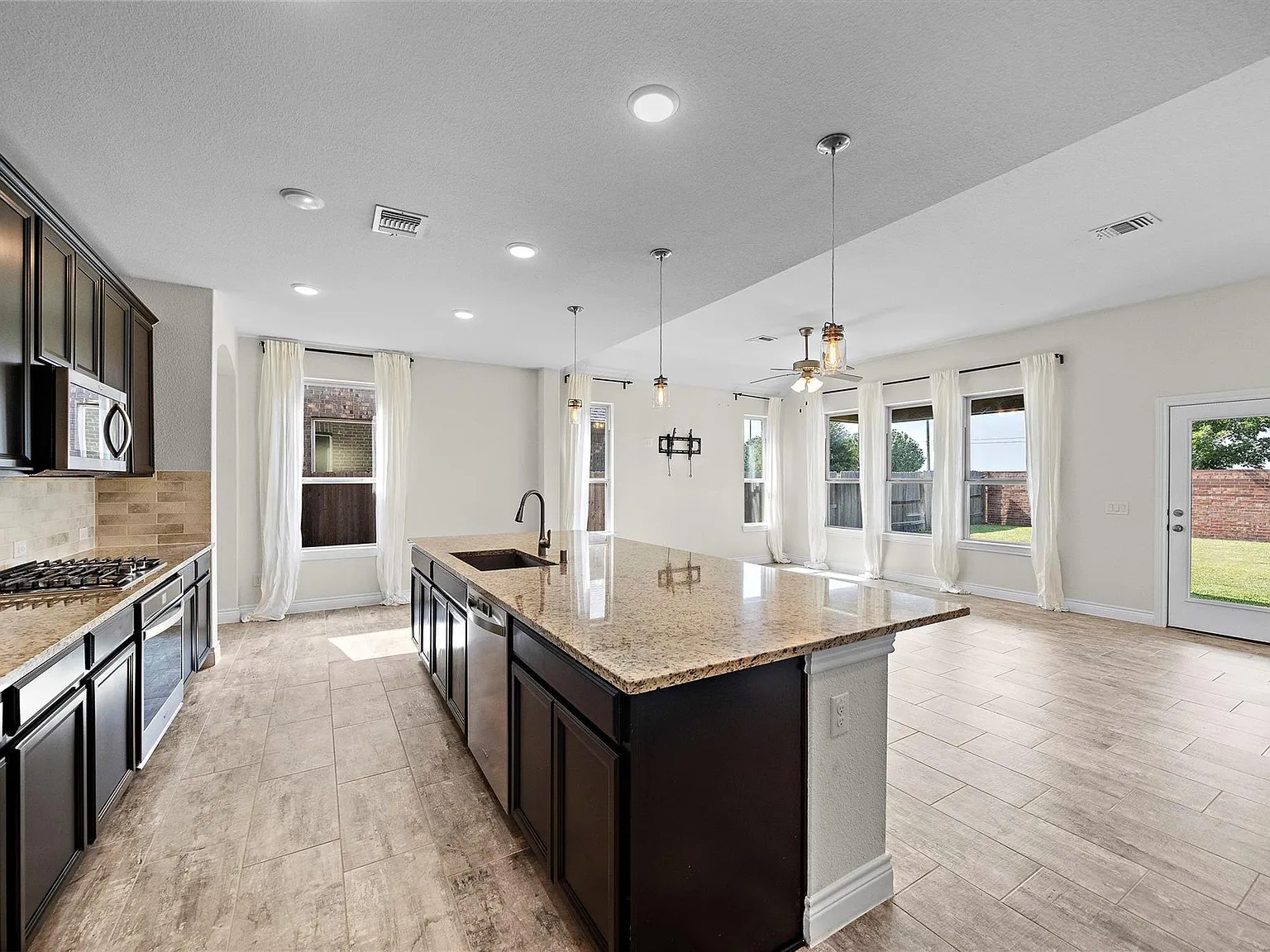 4 bed, 3.5 bath, 2983 sqft, $3,000 — Photo 3