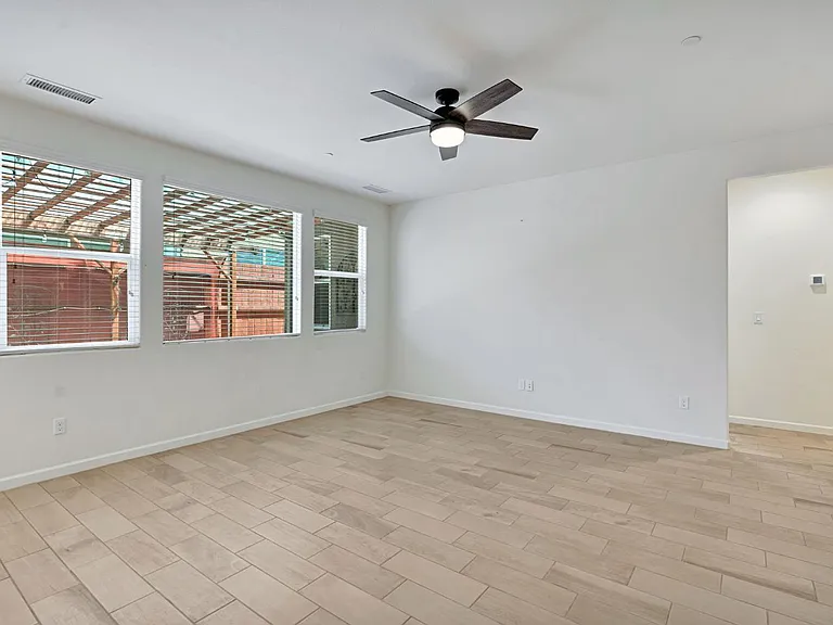 2153 Lombard Ln — Photo 9