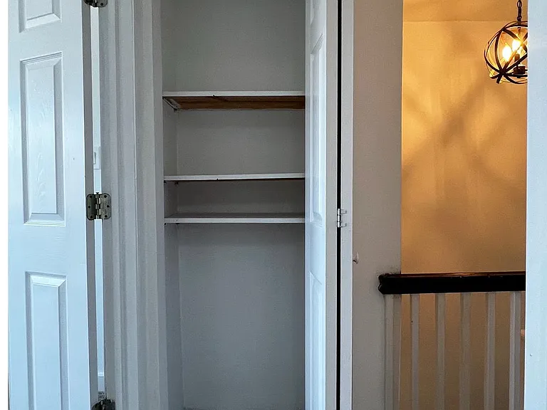 248 E Queen Ln — Photo 18