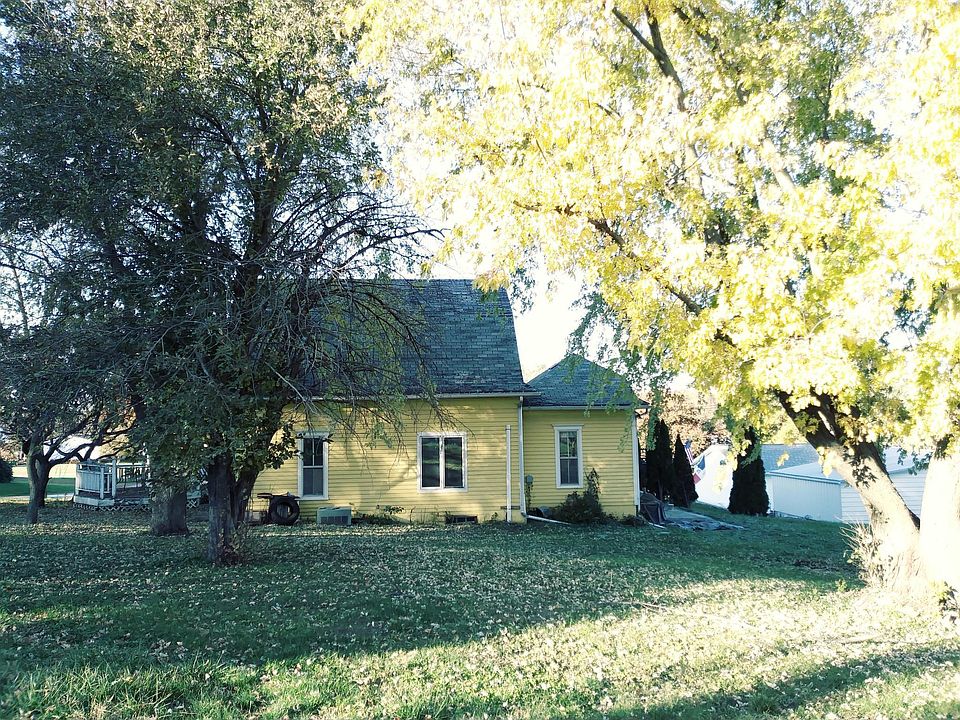 In this September picture, you can see the large lot which provides great space for adults and kids to play (in spring, summer, and fall). Productive apple tree provides fruit in August and September. Sunny lawn allows tomatoes to flourish. Detached gaz