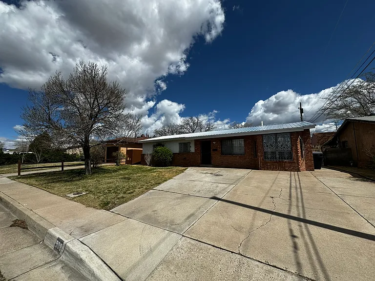 908 Faye Pl NE — Photo 3