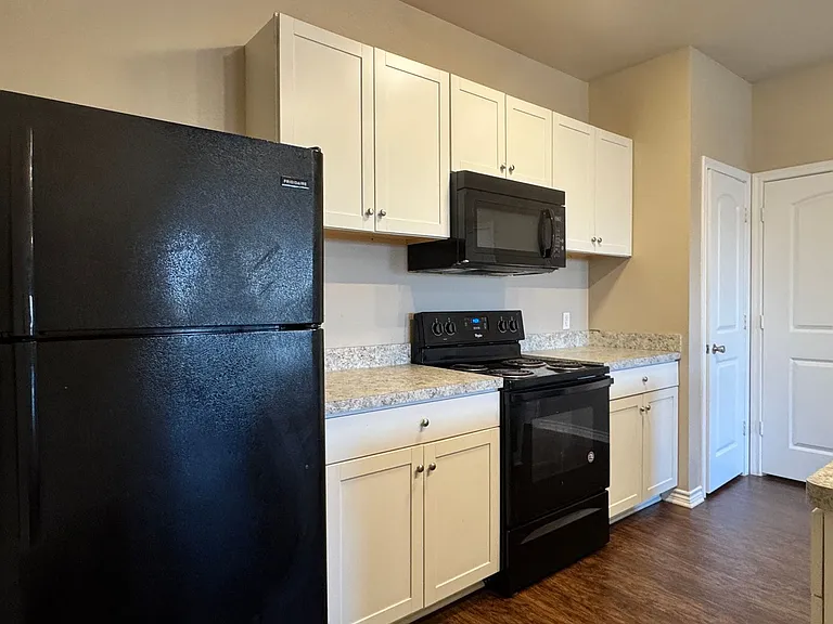 Bellwood Lake Apartments — Photo 10