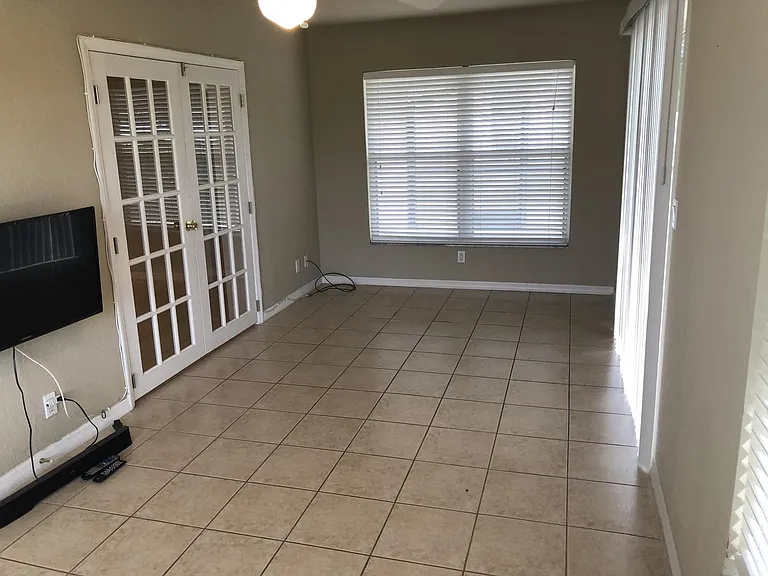 4537 SW 10th Ave — Photo 9