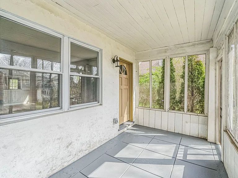 557 9th Ave — Photo 11