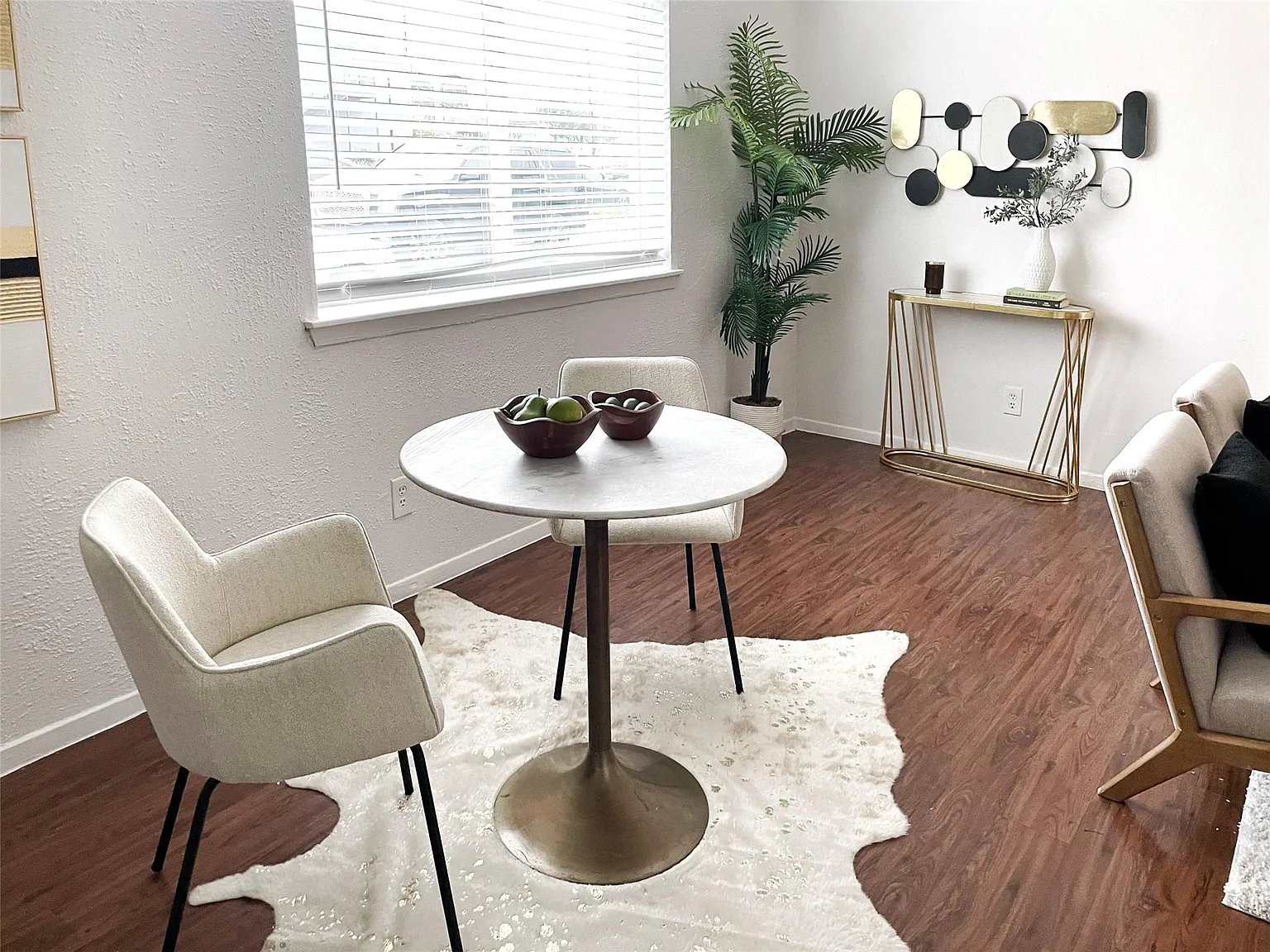 1 bed, 1.0 bath, 700 sqft, $895 — Photo 3