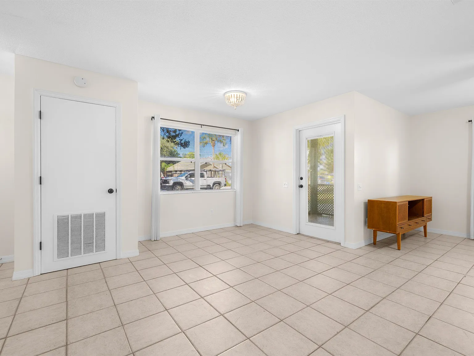 3 bed, 1359 sqft, $2,500 — Photo 3