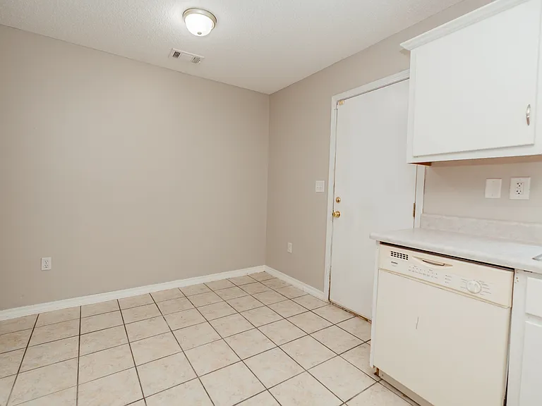 226 Runnymeade Dr — Photo 7