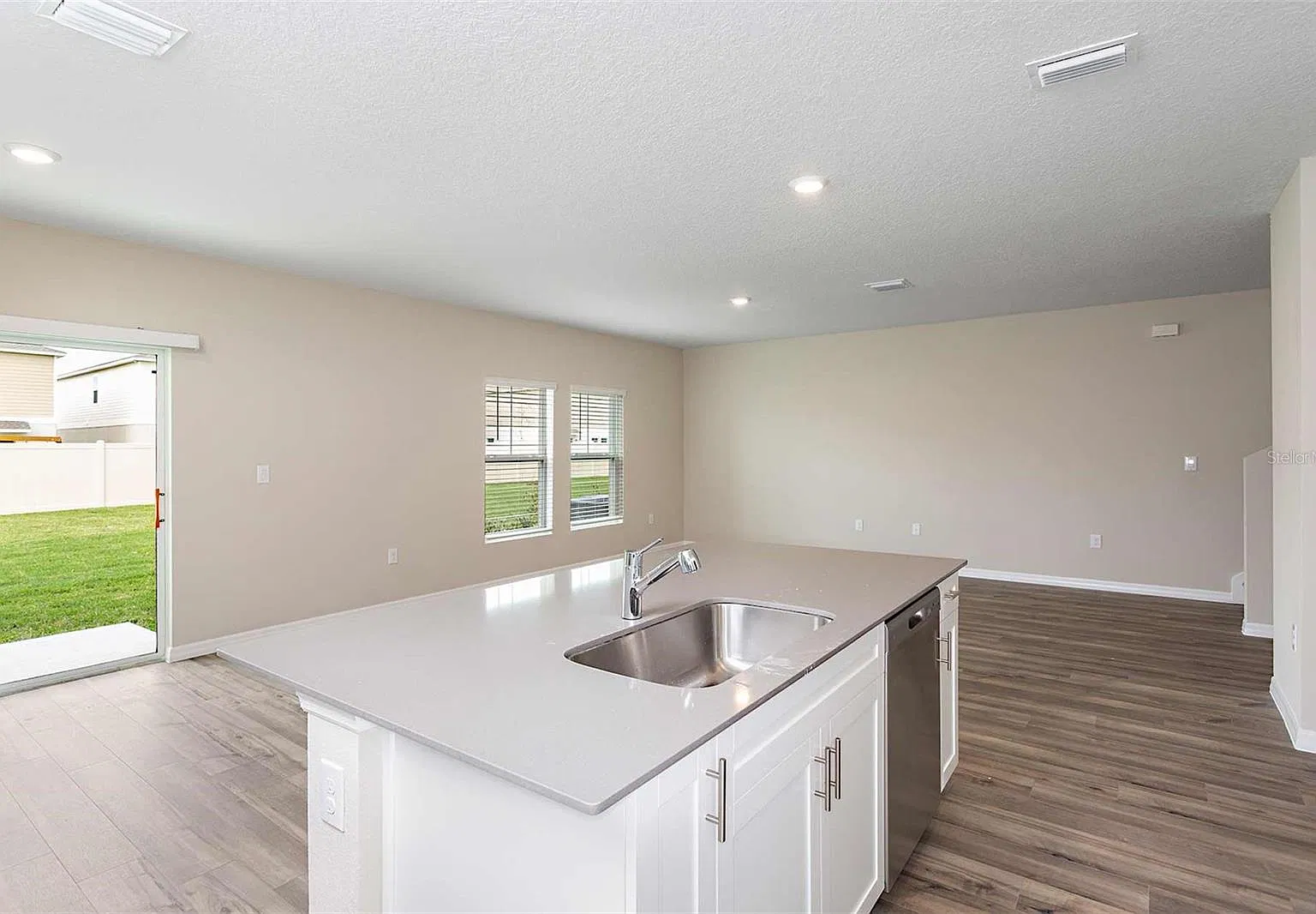 4 bed, 2.5 bath, 2057 sqft, $3,950 — Photo 4