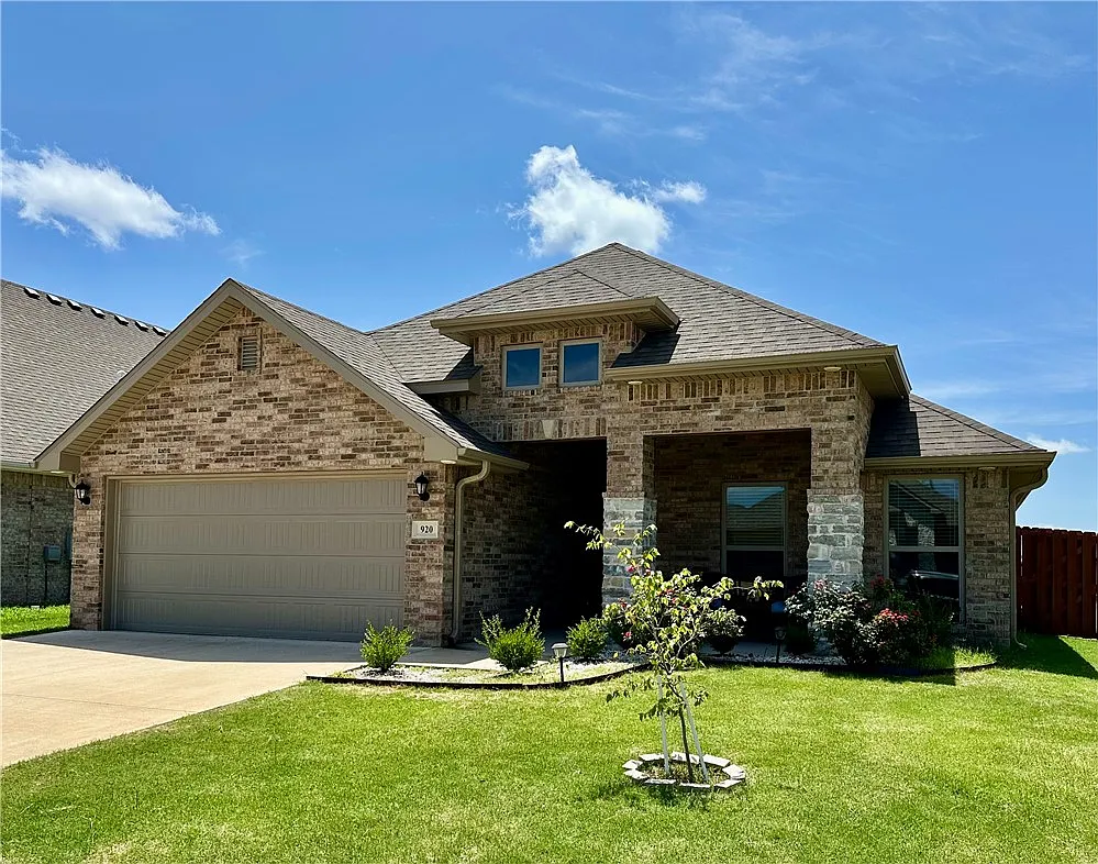3 bed, 2.0 bath, 1950 sqft, $2,000 — Photo 1