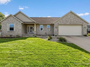 2482 Willow View Dr, Jenison, MI 49428