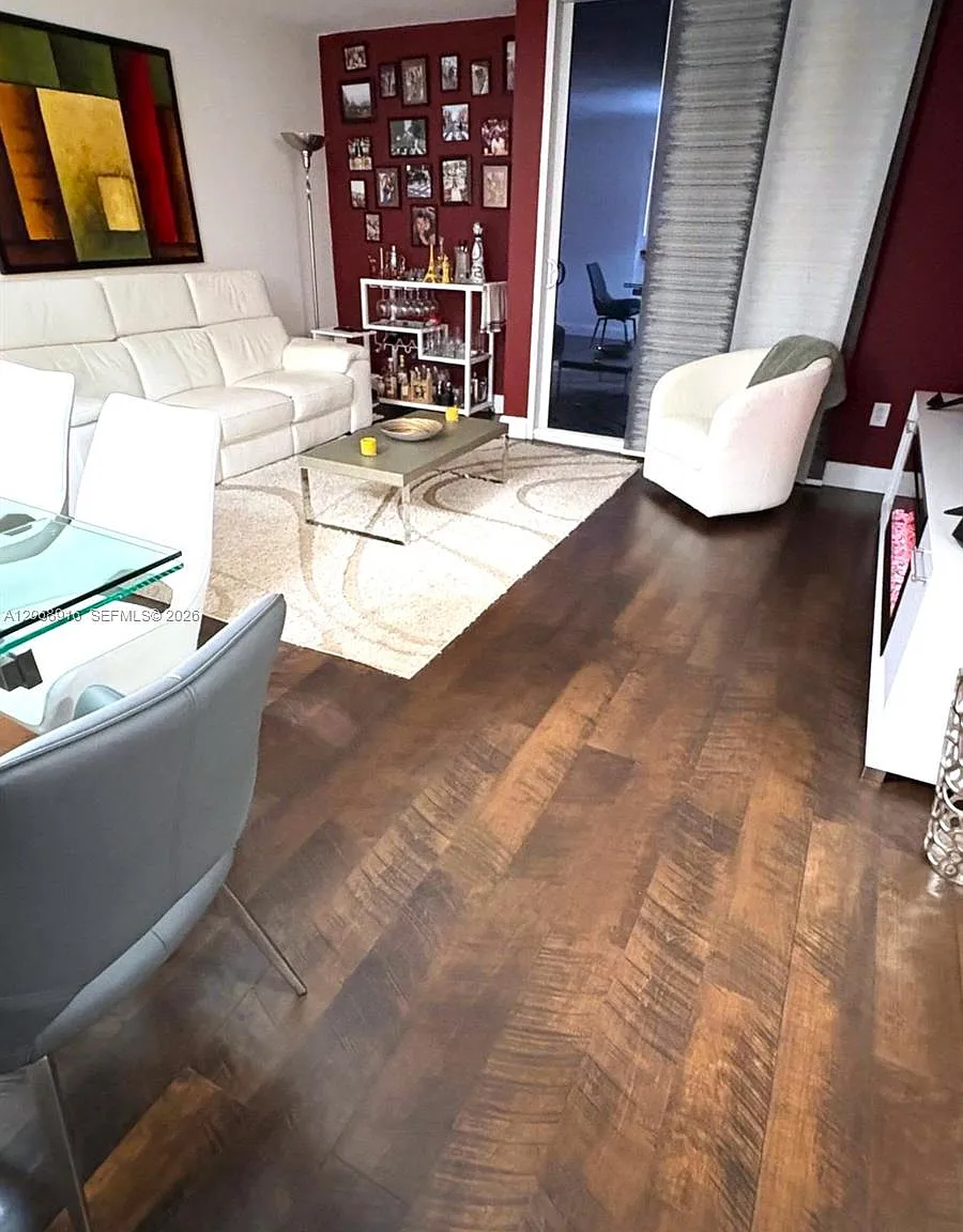 Madison Downtown Condo — Photo 3
