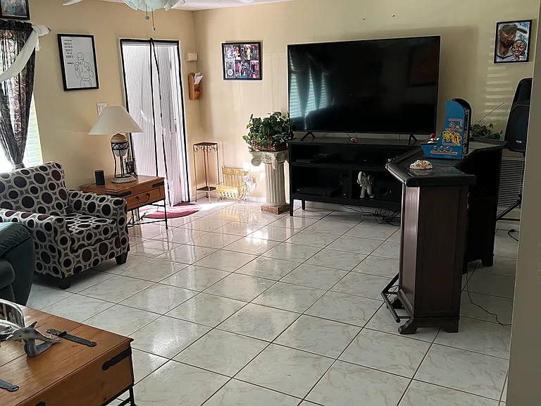 6955 NW 12th St — Photo 5