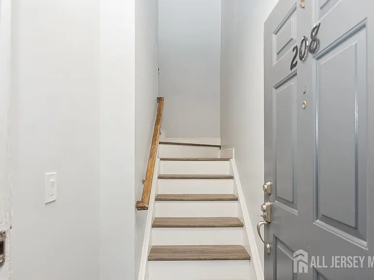 208 Sunshine Ct — Photo 5