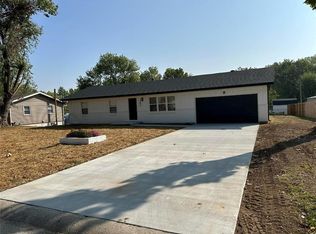 1206 N Tucker St, Nevada, MO 64772