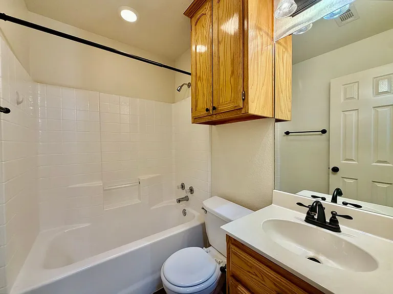 525 W Lloyd St — Photo 15
