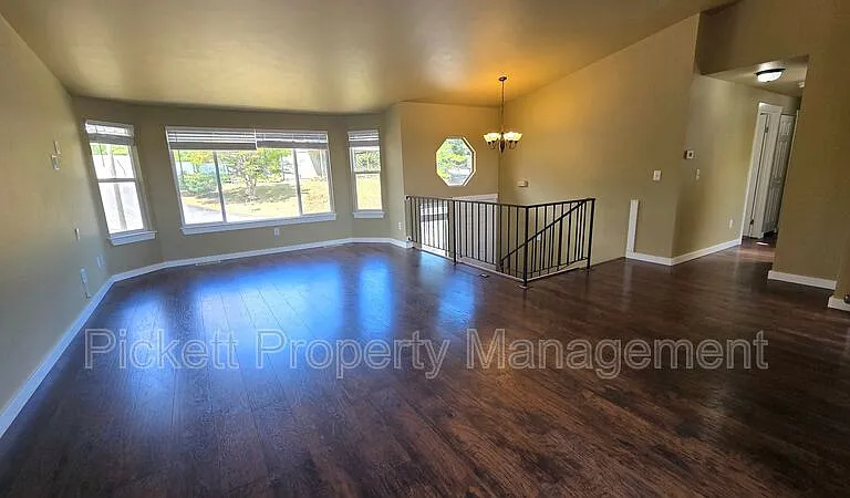 1367 NW Rockford Cir — Photo 5