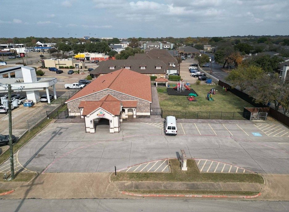 1st image of 700 Center Ridge Dr