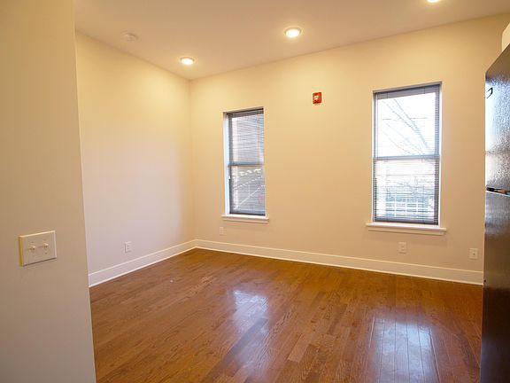 3rd image of 307 Perry St #D