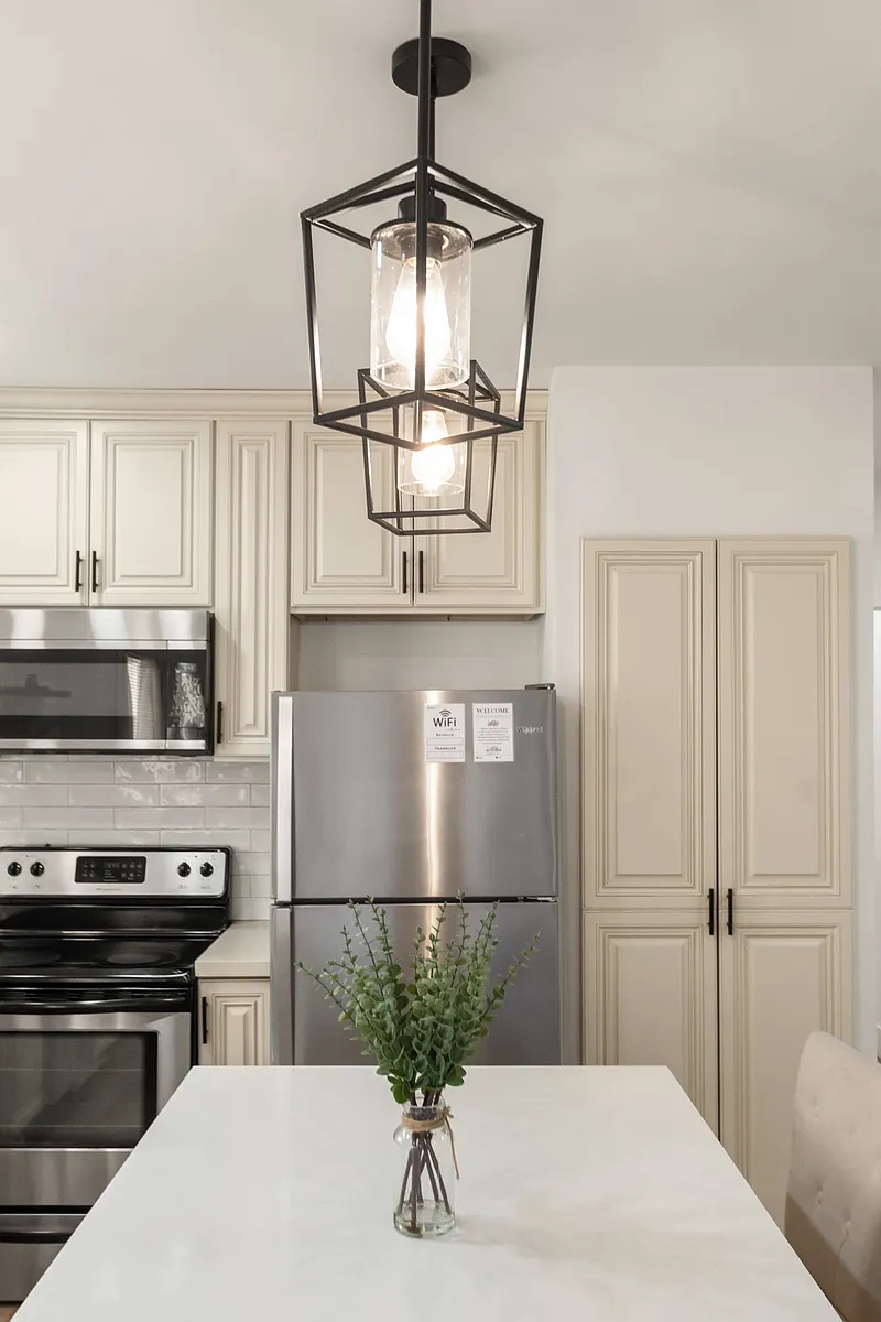 Building Photo - 102 S Lockwood Dr #4