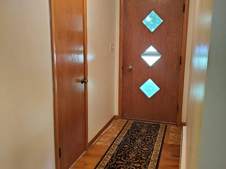 904 W River Rd — Photo 11