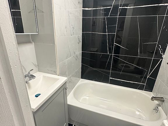 5th image of 102 Romaine Ave APT 1