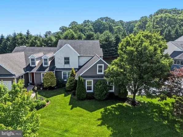 8 Parkside Dr, Elverson, PA 19520