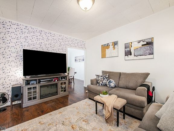 4th image of 38 Salter Pl