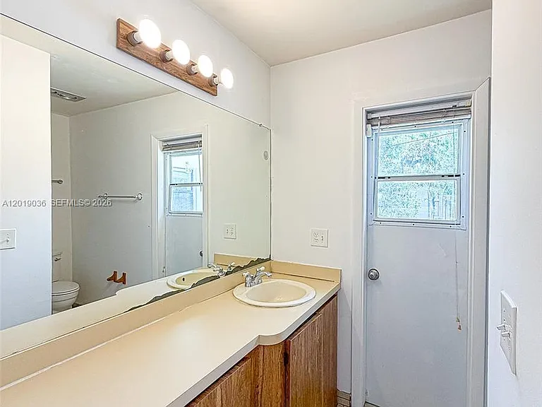 240 NW 36th St — Photo 22