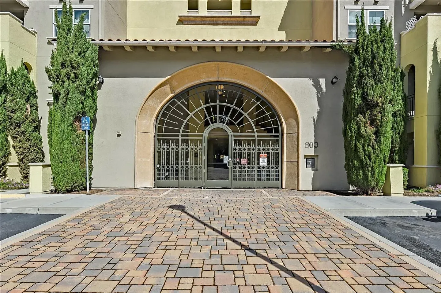 1 bed, 932 sqft, $3,200 — Photo 2