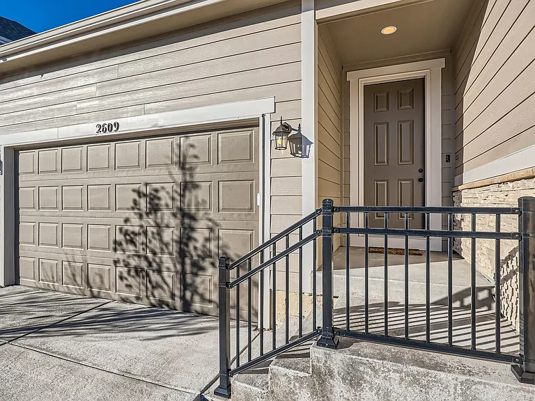 2609 Villageview Ln — Photo 5