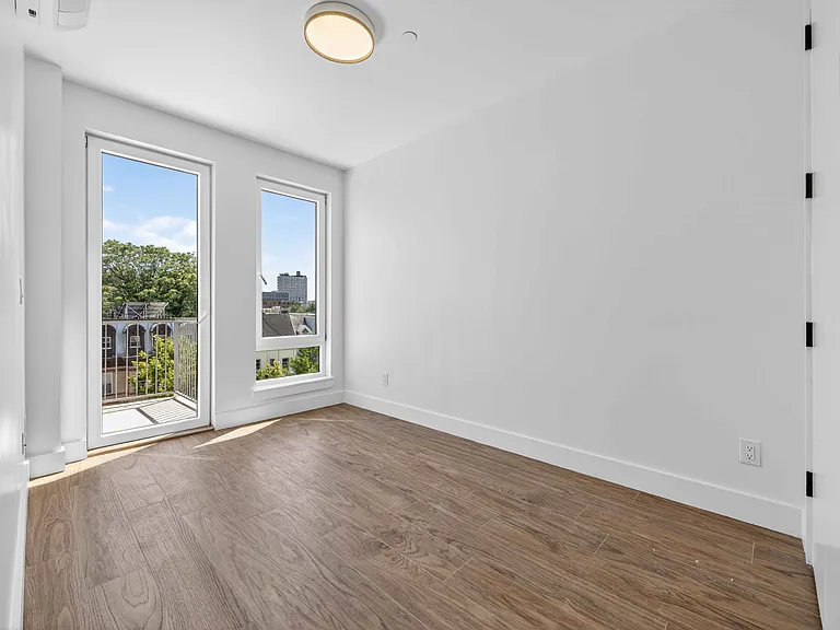 363 Hawthorne St #4E — Photo 7