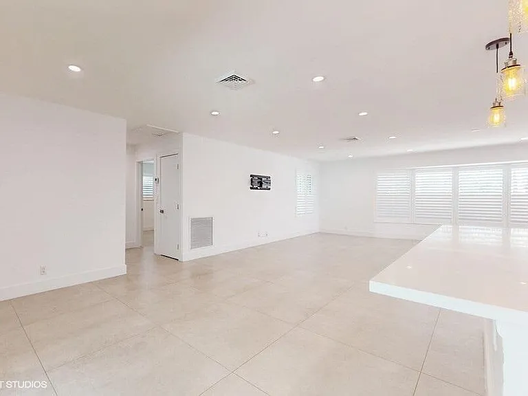 200 SW 6th Ave — Photo 9