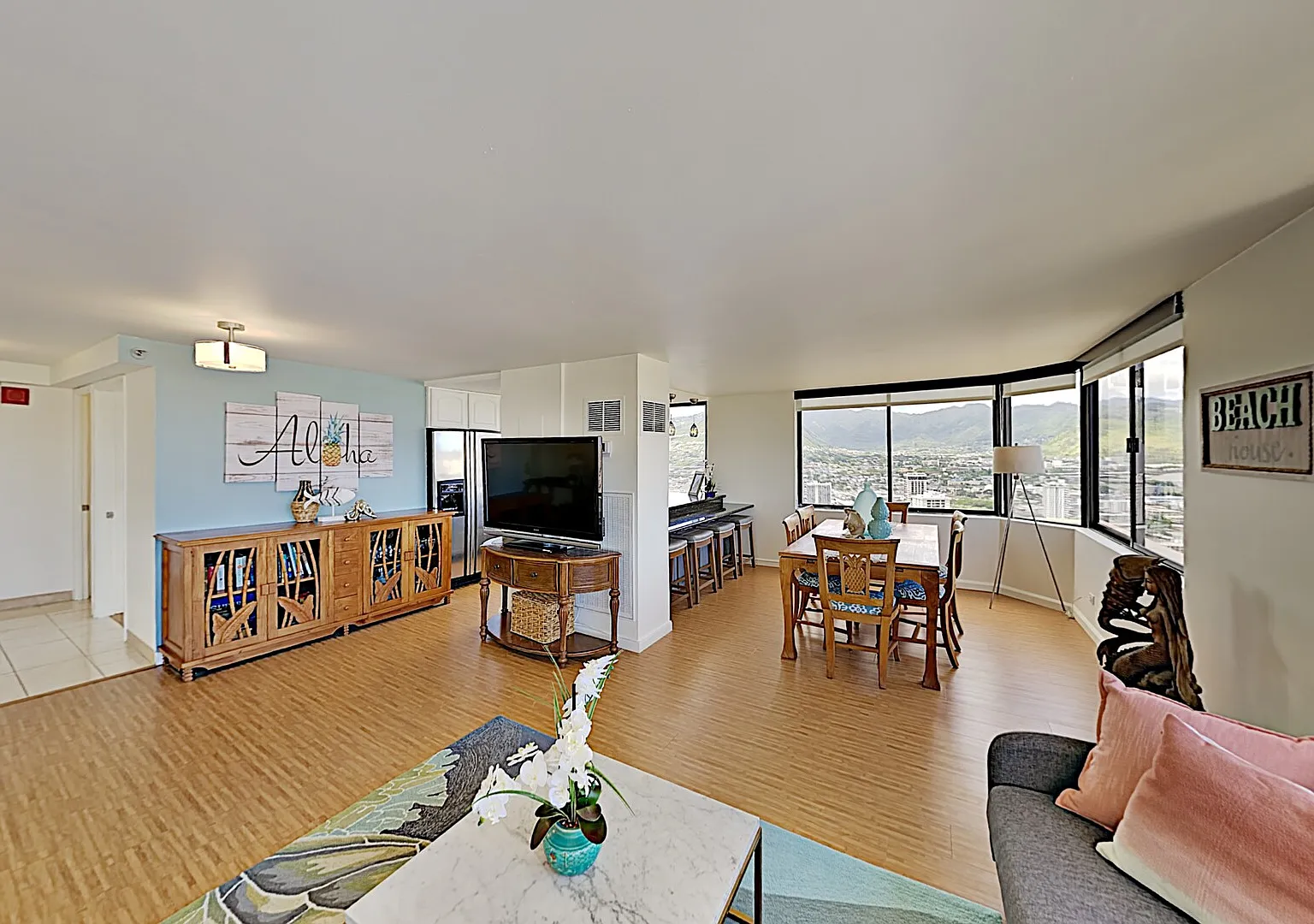 Breathtaking Hawaiian Monarch 2-Bedroom Penthouse — Photo 3