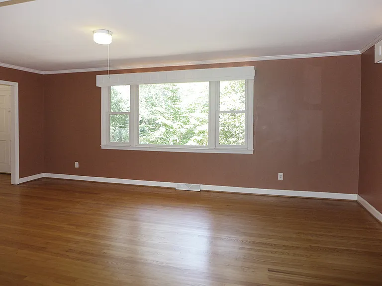 346 Wesley Dr — Photo 3