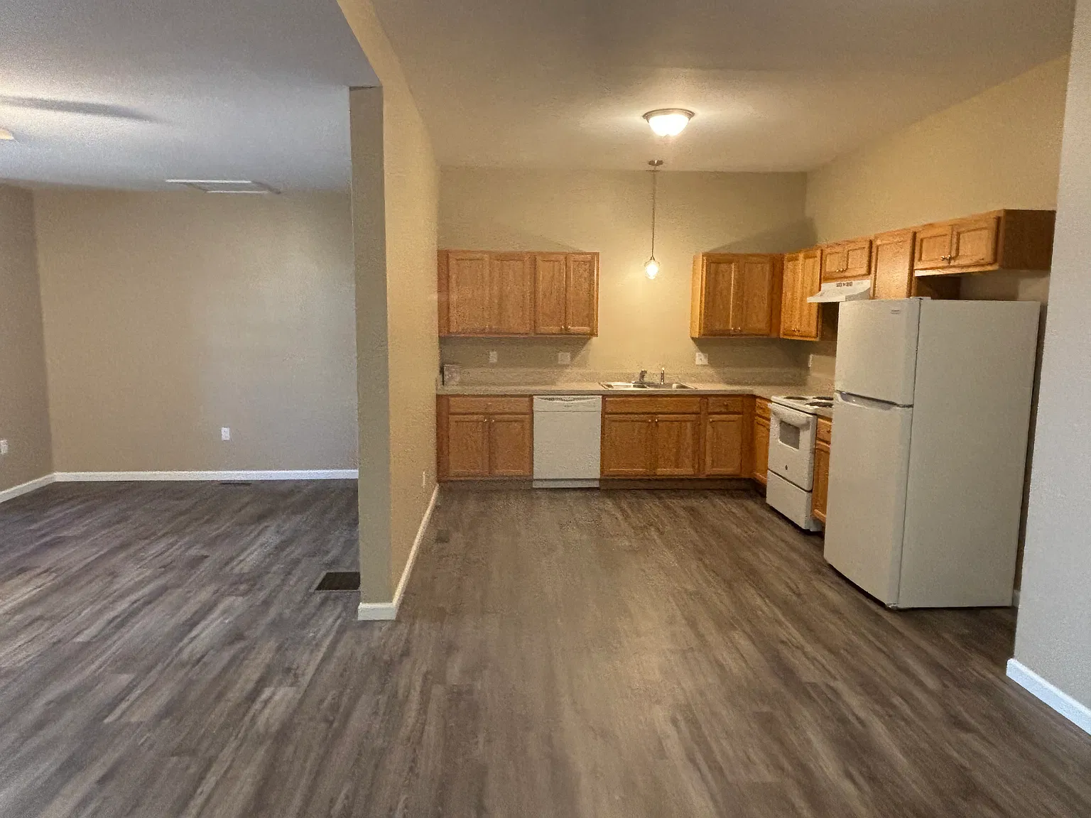 2 bed, 900 sqft, $1,600 — Photo 3