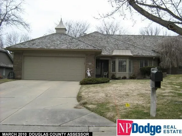 9729 Nottingham Dr, Omaha, NE 68114
