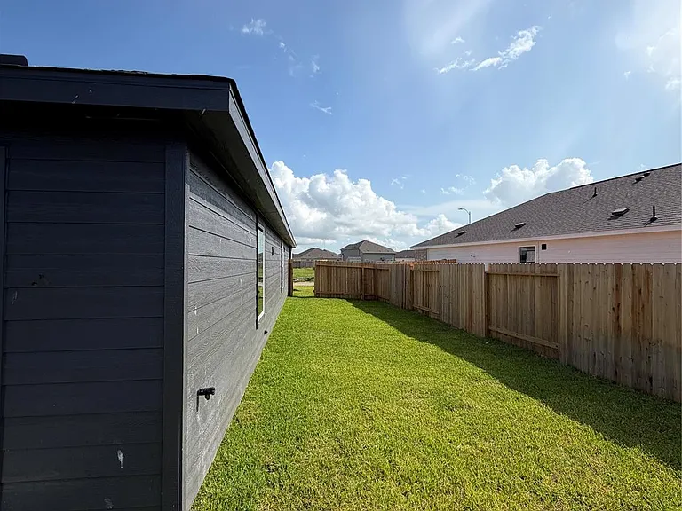908 Woodhaven Lakes Dr — Photo 11