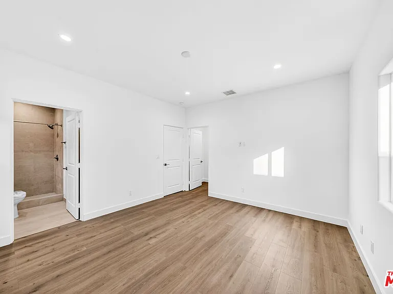 17625 Burbank Blvd — Photo 12