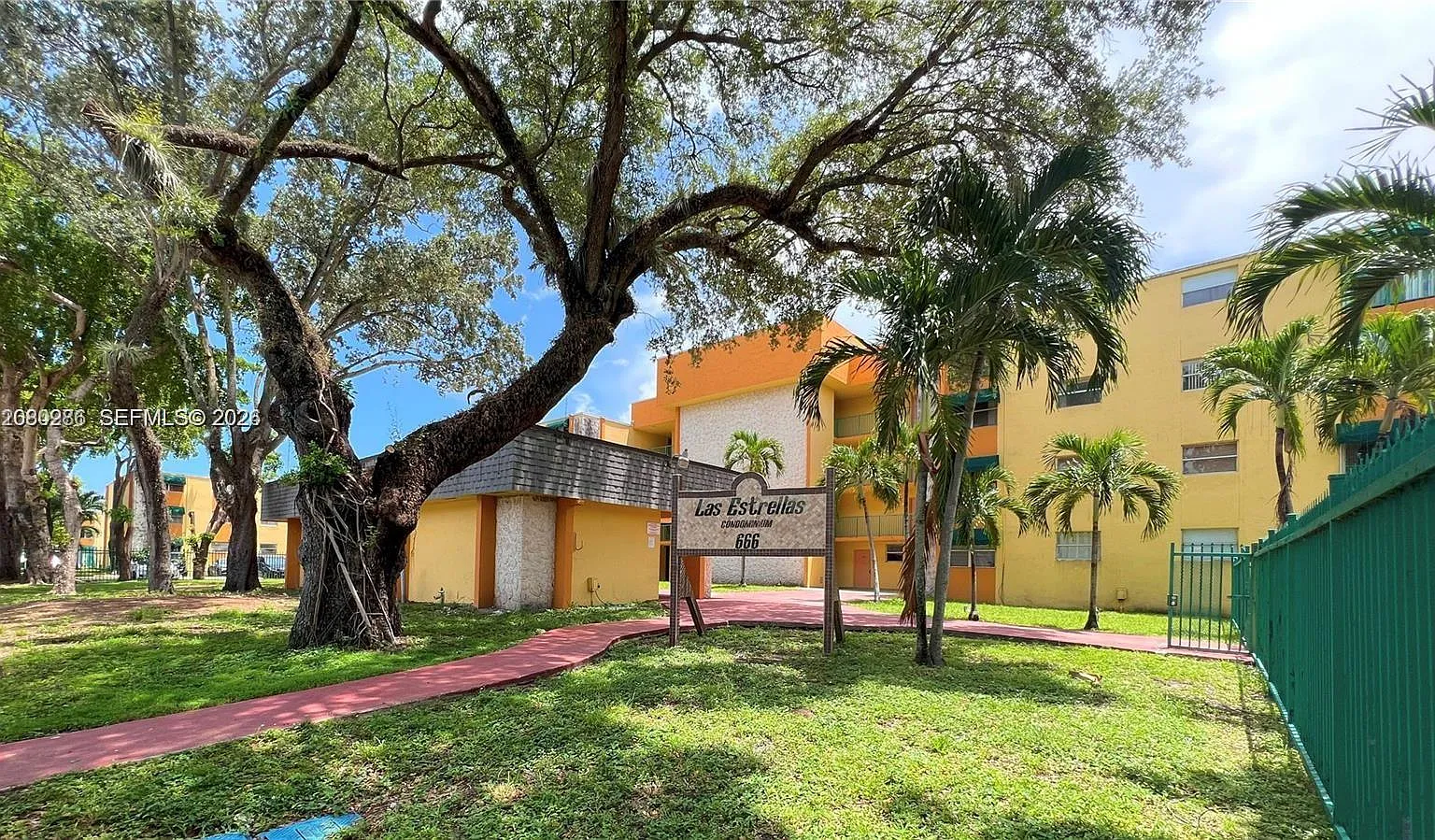 Las Estrellas Condo — Photo 1