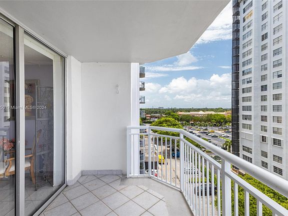 4th image of 18061 Biscayne Blvd APT 702