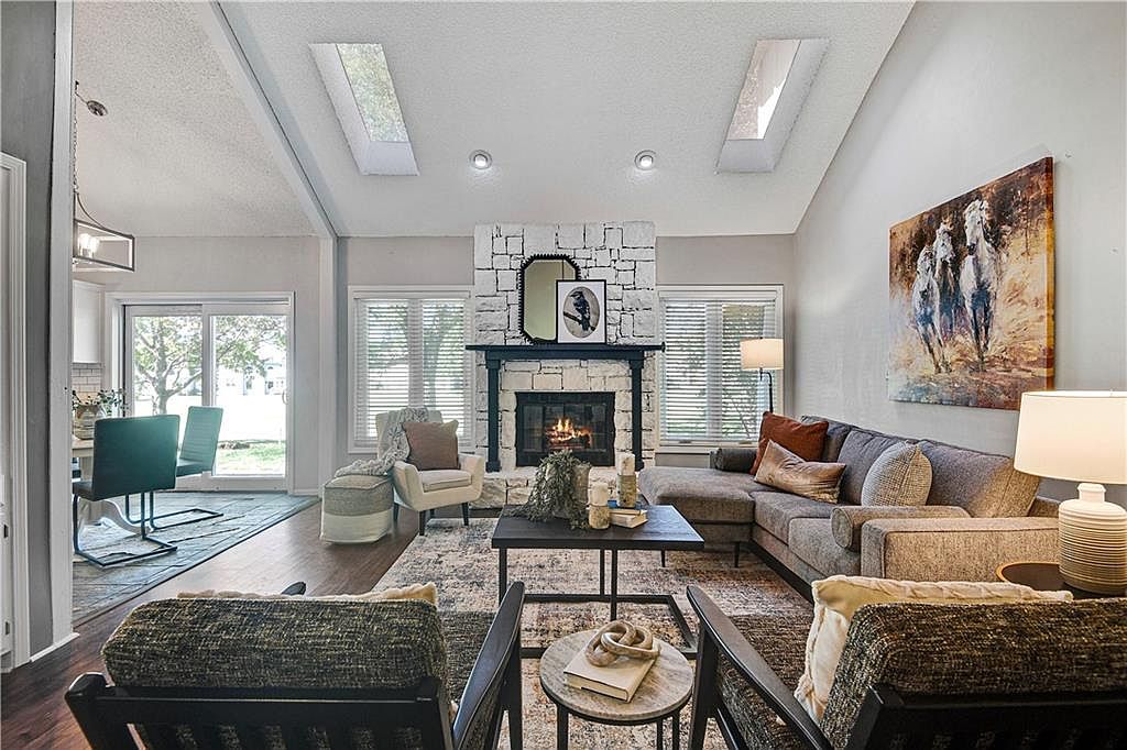 618 NE Fairington Ct