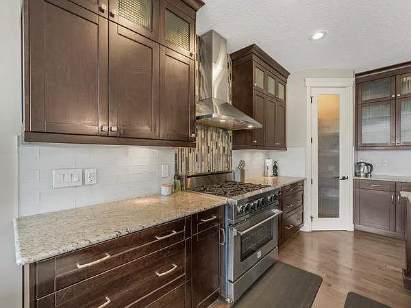 671 180 Street SW — Photo 3