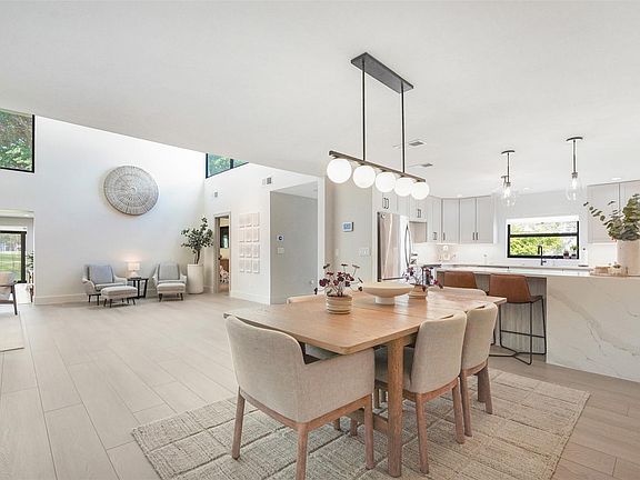 3rd image of 8569 Casa Del Lago