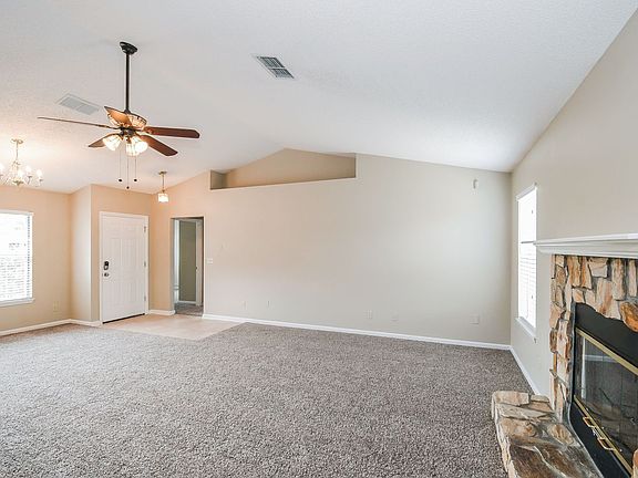 3rd image of 2117 Willesdon Dr W