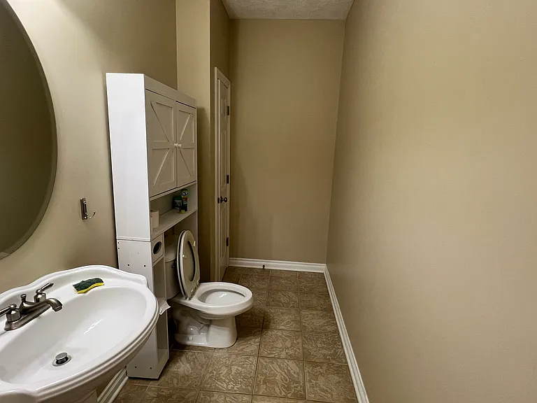Main floor 1/2 bathroom