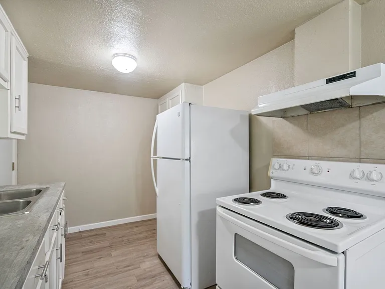 1000 Qualia Dr — Photo 7