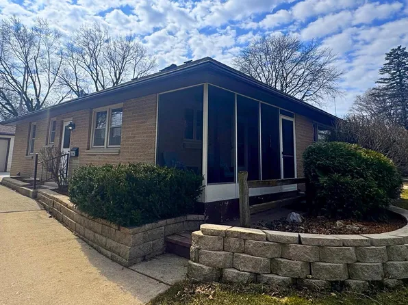 733 North Glenn DRIVE, Waukesha, WI 53188