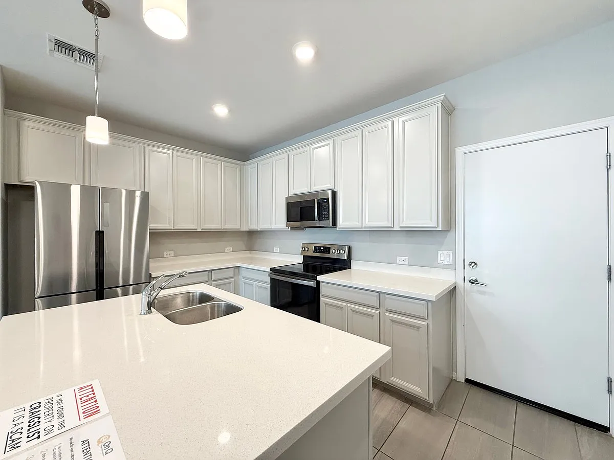 3 bed, 3.0 bath, 1639 sqft, $2,000 — Photo 4